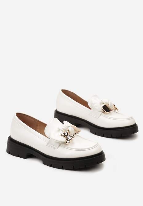 Białe Mokasyny Ozdobione Supełkiem i Klamrą z Misiem Lerati