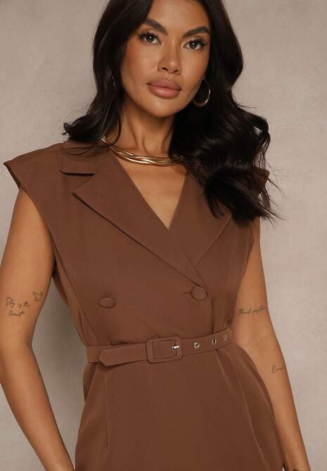 Brązowa Sukienka z Ozdobnymi Guzikami i Paskiem Dellanise