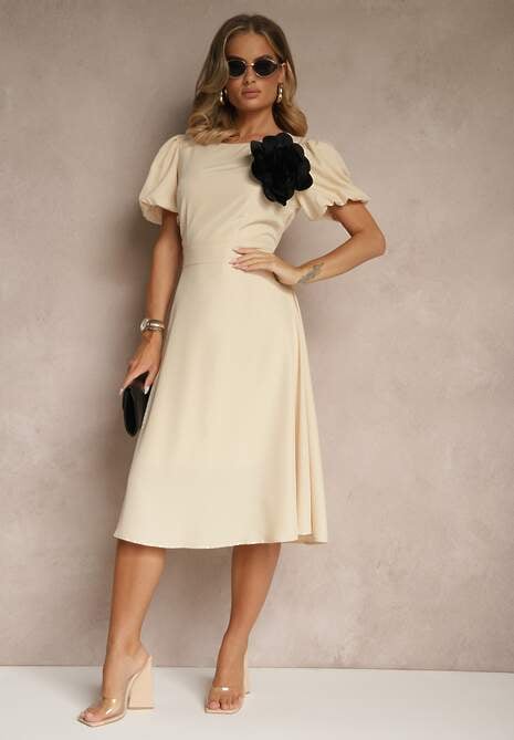 Beżowa Rozkloszowana Sukienka Vices Ozdobiona Odpinanym Kwiatem 3D Koleira