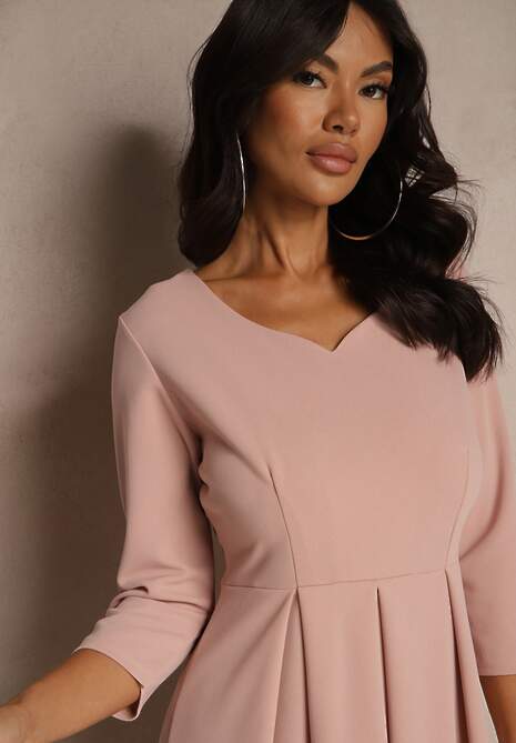 Jasnoróżowa Sukienka o Rozkloszowanym Kroju z Rękawem Długości 3/4 Nomini