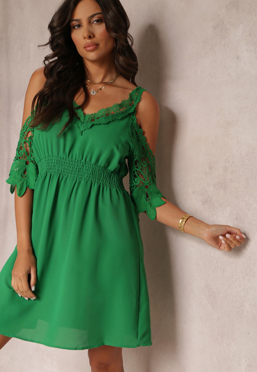 Zielona Rozkloszowana Sukienka Mini z Gumką w Talii i Hiszpańskimi Rękawami z Koronką Carolta