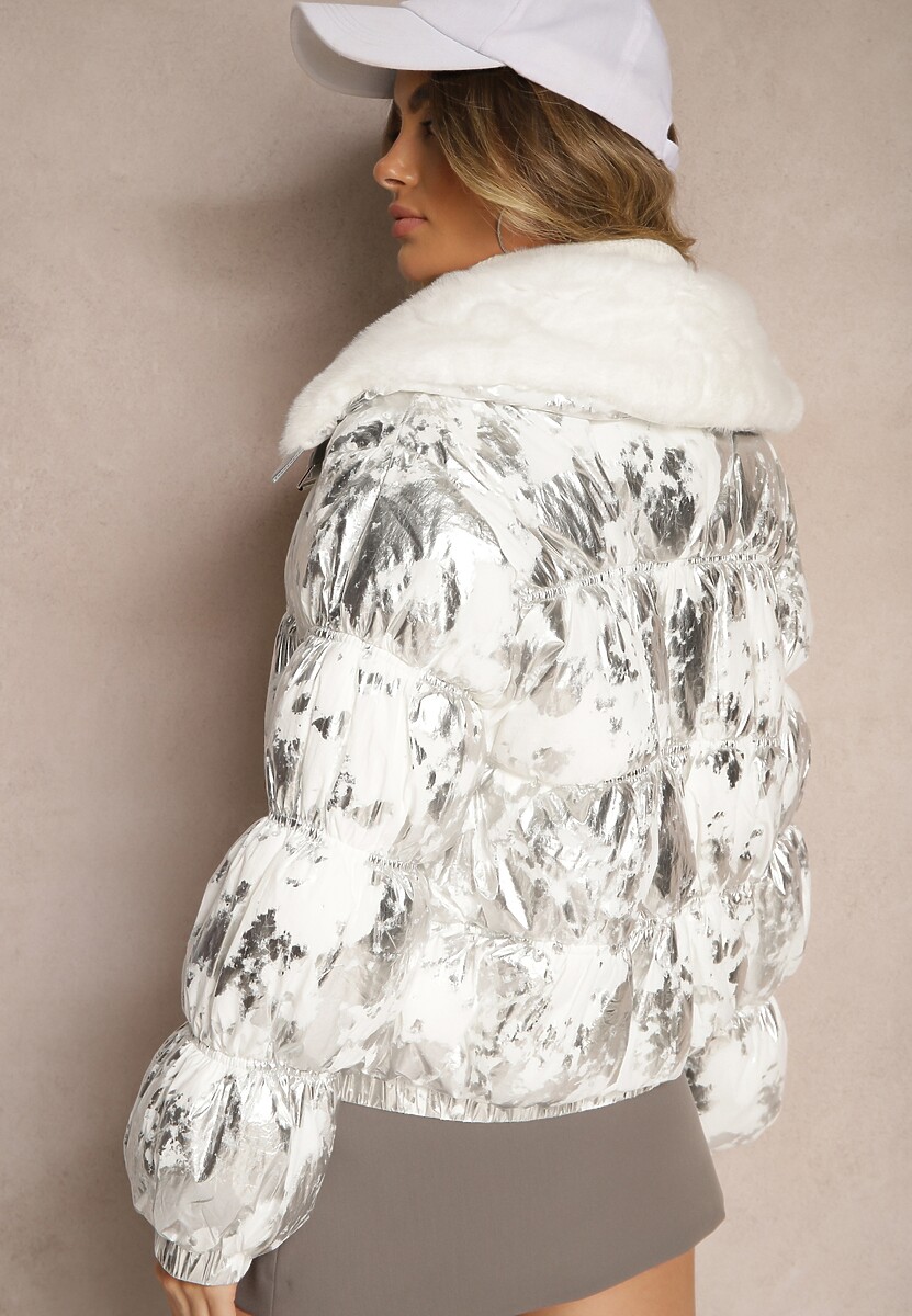 Srebrna Kurtka Pikowana Ozdobiona Futerkiem i Metalicznym Motywem Tatisa