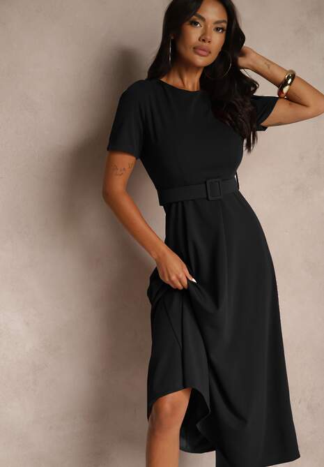 Czarna Sukienka o Rozkloszowanym Kroju z Ozdobnym Paskiem Desiliena