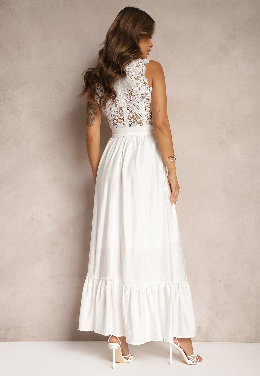 Biała Taliowana Sukienka Ozdobiona na Górze Ażurowym Wzorem Nahine