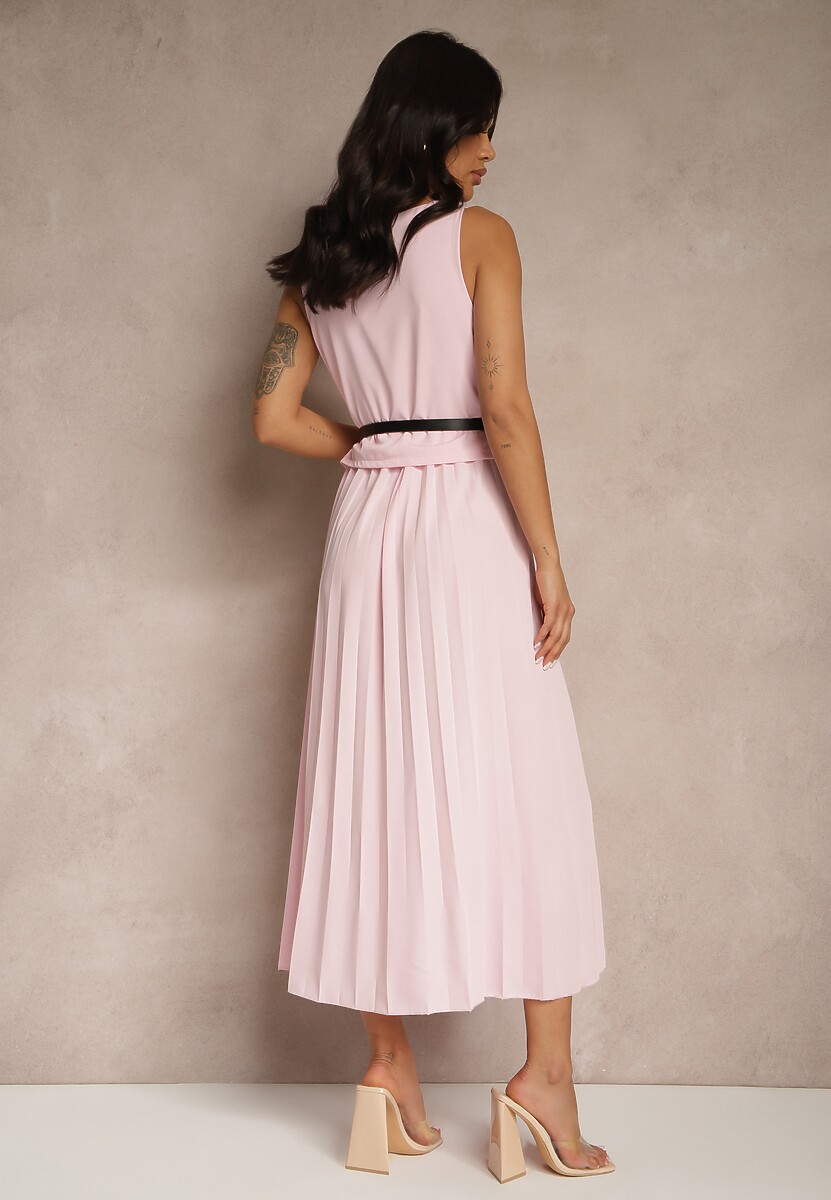 Różowa Plisowana Sukienka o Rozkloszowanym Kroju Bez Rękawów z Paskiem z Klamrą Iffule