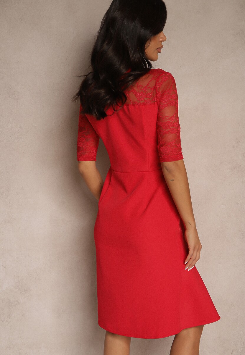 Czerwona Dopasowana Sukienka Vices o Asymetrycznym Fasonie Zdobiona Koronką Natileira