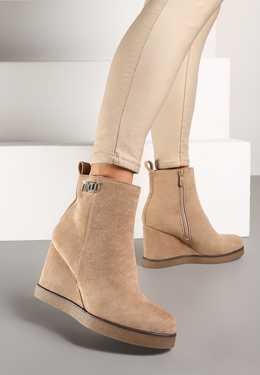 Czarne Botki z Ozdobą z Cyrkoniami Osadzone na Koturnie Calgrana