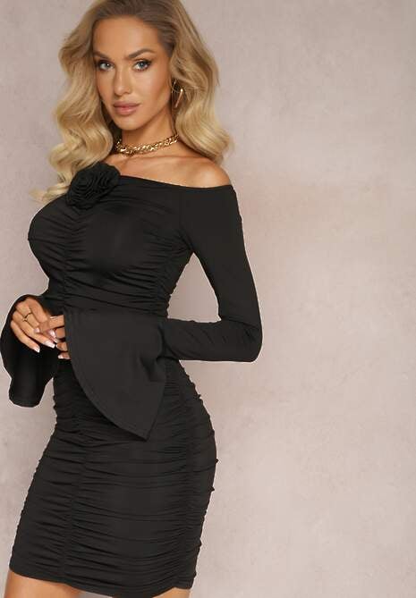 Czarna Sukienka Hiszpanka Mini z Marszczeniem i Aplikacją Kwiatu Rersa