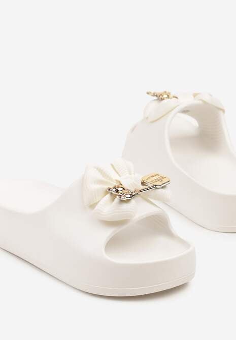 Białe Klapki z Pianki na Platformie Zdobione Kokardą i Aplikacjami Sopirene