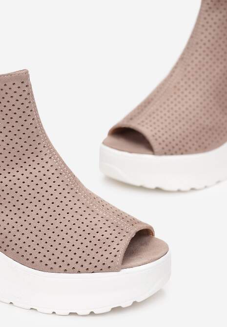 Ciemnobeżowe Ażurowe Sandały na Koturnie z Noskiem Peep Toe i Odkrytą Piętą Bhanios