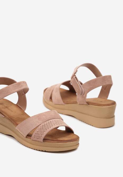 Różowe Sandały na Koturnie Ozdobione Perforacją Zapinane na Rzep Eolla