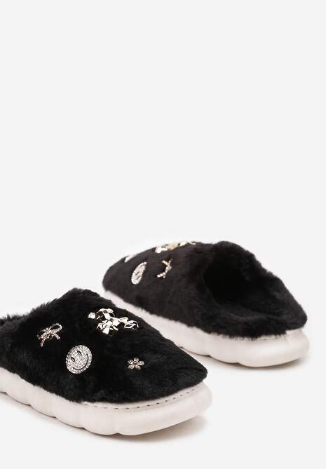 Czarne Kapcie na Płaskiej Podeszwie z Metalicznymi Aplikacjami i Futerkiem Nirissa