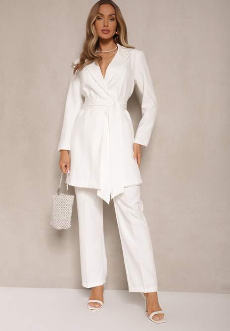 Biała Sukienka o Kroju Marynarki z Usztywnioną Linią Ramion Wiązana w Talii Equintina