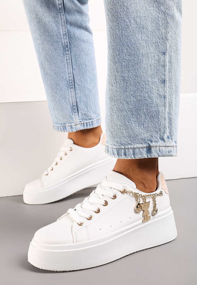 Biało-Beżowe Sznurowane Sneakersy z Ekoskóry na Platformie z Łańcuszkiem i Zawieszkami Salvania