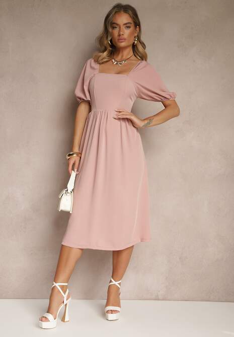 Różowa Sukienka o Rozkloszowanym Kroju Ozdobiona Bufiastymi Rękawami Kolalira