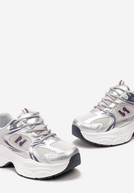 Srebrne Sneakersy na Grubej Podeszwie z Ozdobną Naszywką Svante