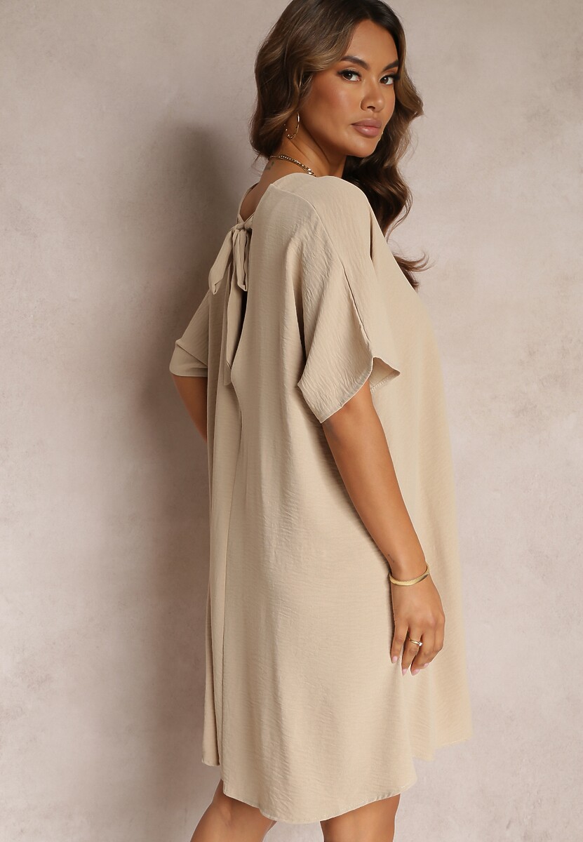 Beżowa Sukienka o Kroju Nietoperza z Ozdobnym Wiązaniem na Plecach Cylean
