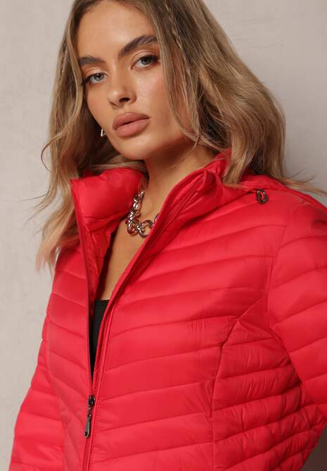 Czerwona Kurtka z Klasycznym Pikowaniem i Kapturem Vevlia