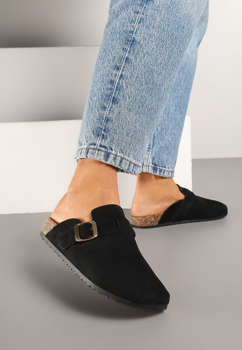 Czarne Klapki Ozdobione Klamrą na Pasku Zelevelis