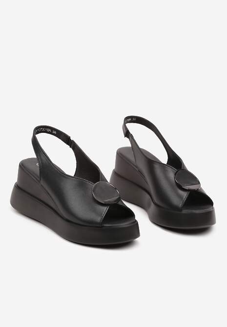 Czarne Wsuwane Sandały ze Skóry Naturalnej na Koturnie z Metalową Aplikacją Risspa