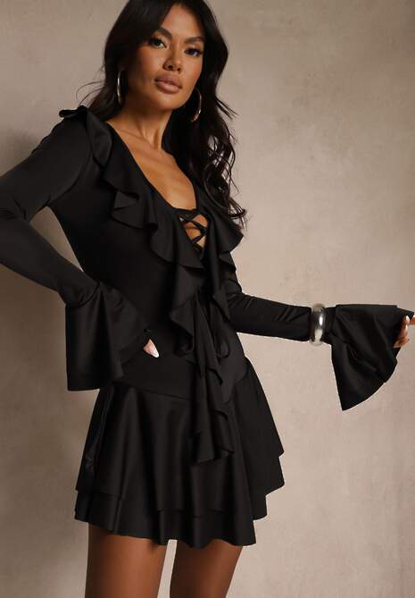 Czarna Sukienka o Taliowanym Kroju z Falbanami Tiseania