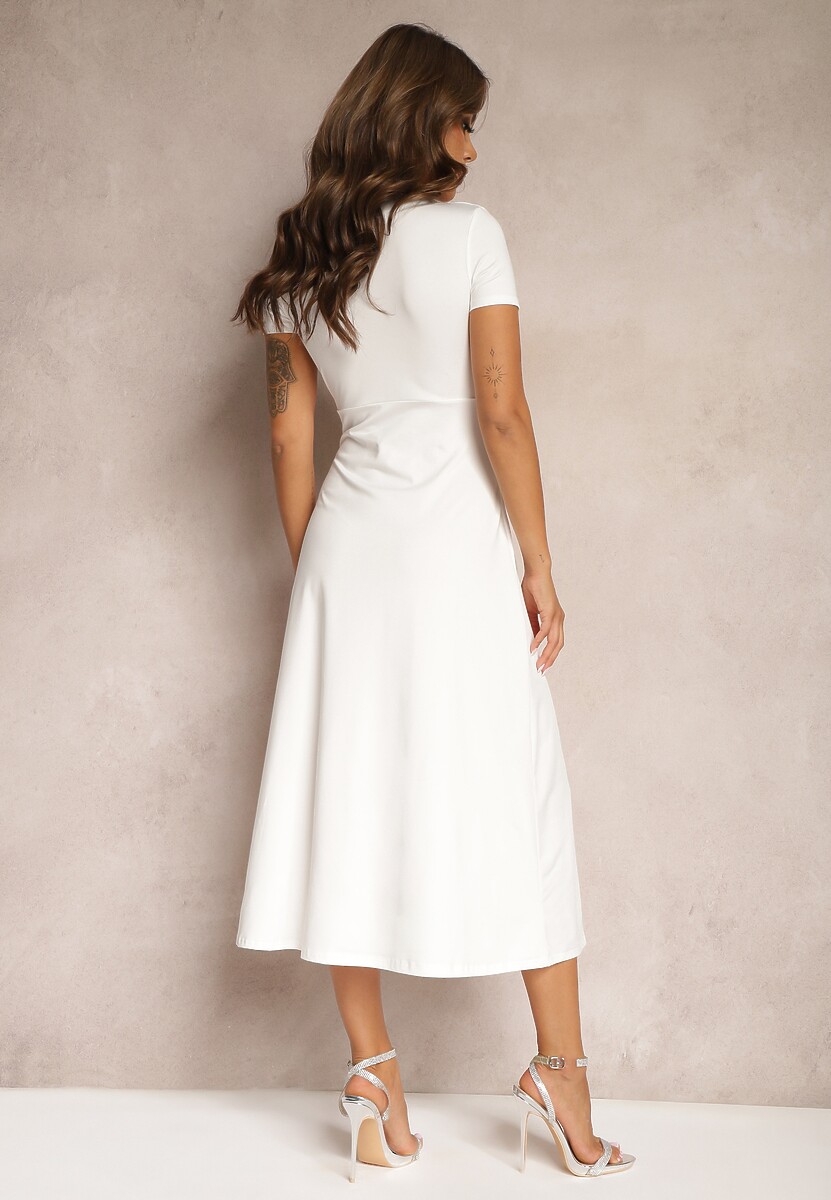 Biała Sukienka o Taliowanym Kroju z Imitacją Węzła i Trójkątnym Dekoltem Telvitela