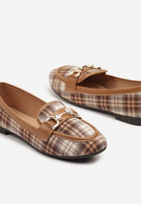 Brązowe Mokasyny Zdobione Elegancką Aplikacją Korlia