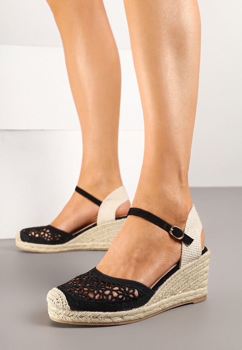 Czarne Sandały Typu Espadryle z Ażurową Cholewką i Plecionym Koturnem Nusithena