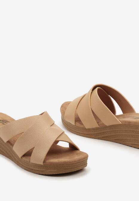 Ciemnobeżowe Klapki z Ekoskóry na Niskim Koturnie Ellmina