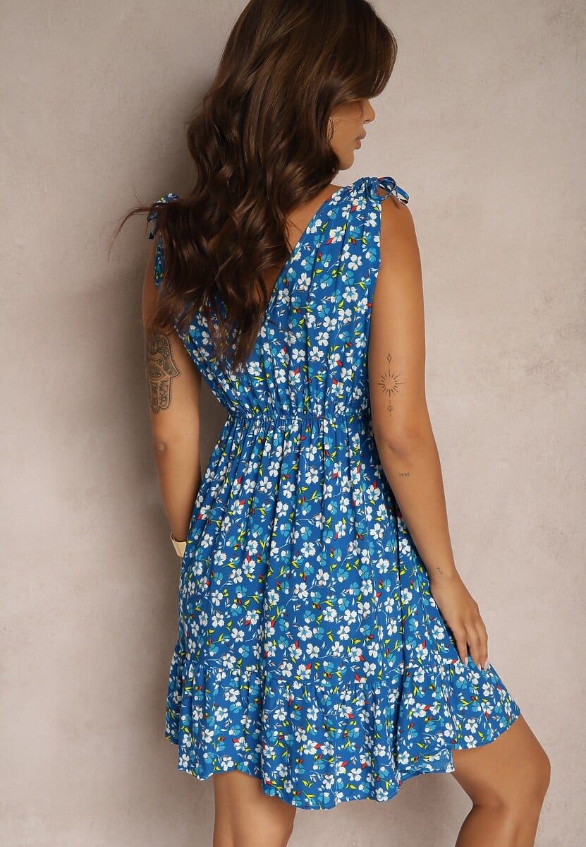 Niebieska Kwiatowa Sukienka z Bawełny o Rozkloszowanym Kroju Wykończona w Talii Gumką Evildria