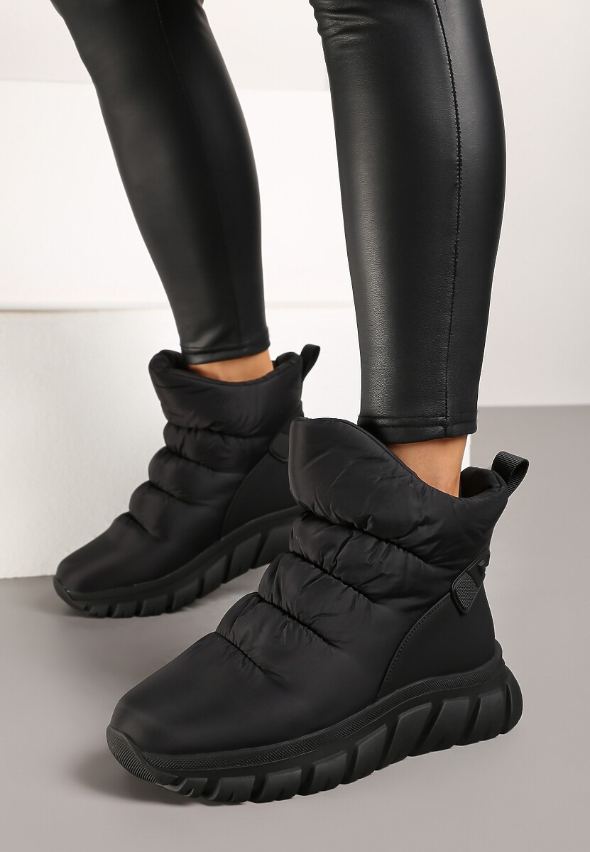 Czarne Śniegowce na Platformie z Tłoczeniem i Pikowaną Cholewką Resisia