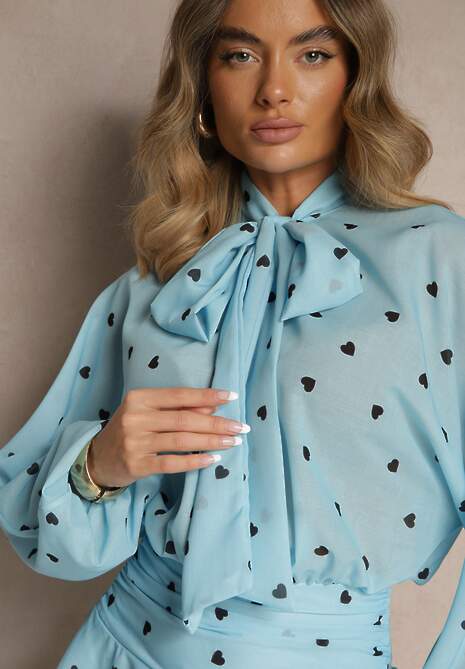 Niebieska Sukienka o Rozkloszowanym Kroju z Nietoperzowymi Rękawami i Wiązaniem Mironaria