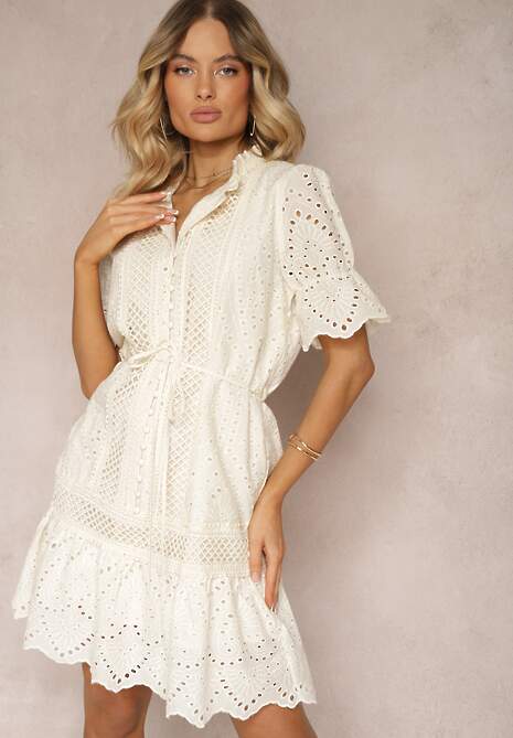 Jasnobeżowa Sukienka Boho z Bawełny Ozdobiona Ażurowym Wzorem Falbaną i Przewiązana Paskiem Nelah