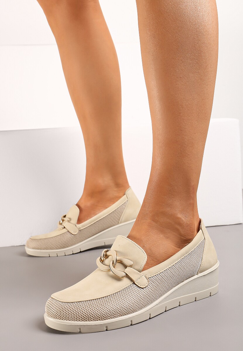 Beżowe Półbuty ze Skórzaną Wkładką na Koturnie z Ozdobną Klamrą Klurentia