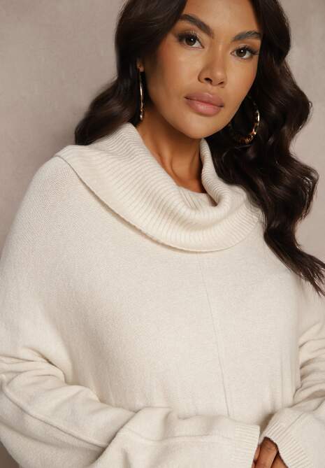 Jasnobeżowa Sweterkowa Sukienka z Wiskozą z Golfem i Eleganckimi Rozcięciami Elettrina