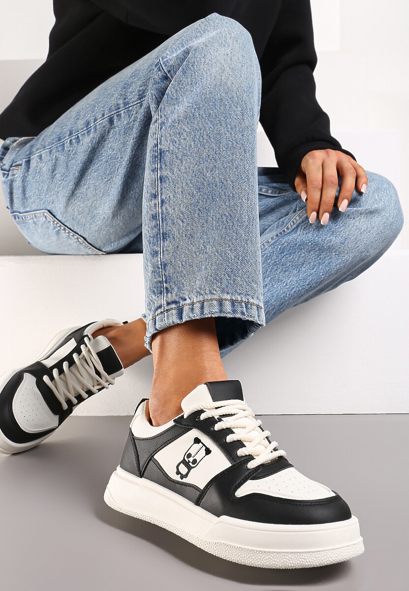 Czarno-Białe Sneakersy z Drobną Perforacją i Małym Nadrukiem Fredomia