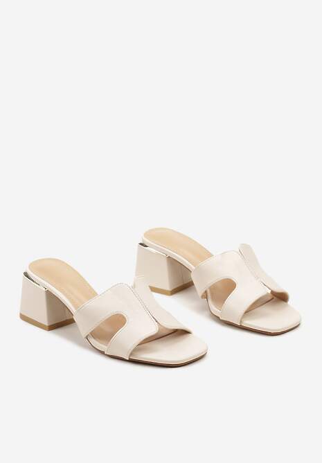 Beżowe Wsuwane Klapki z Ekoskóry na Słupku Qlina