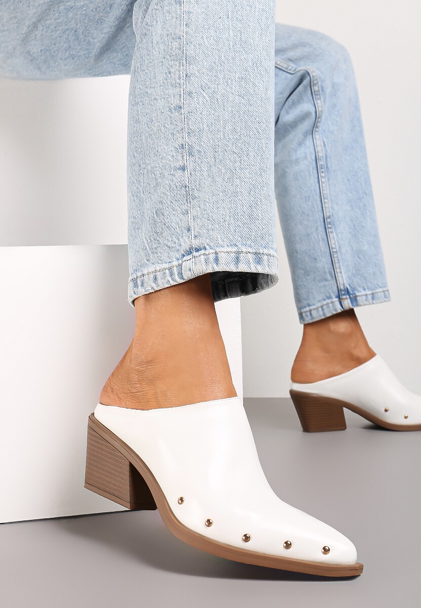 Białe Klapki Mule w Szpic na Słupku Ozdobione Nitami Esalena