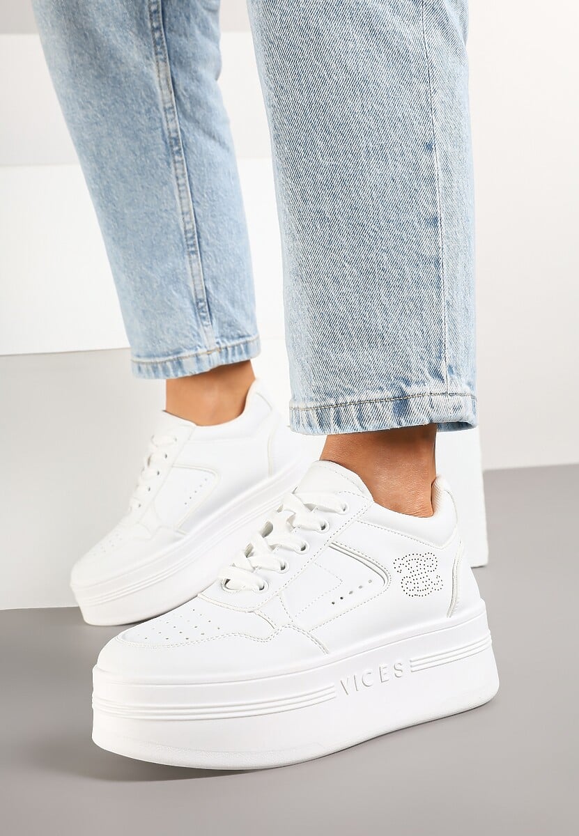 Białe Sneakersy Vices na Platformie Ozdobione Metalicznymi Aplikacjami Nelanil