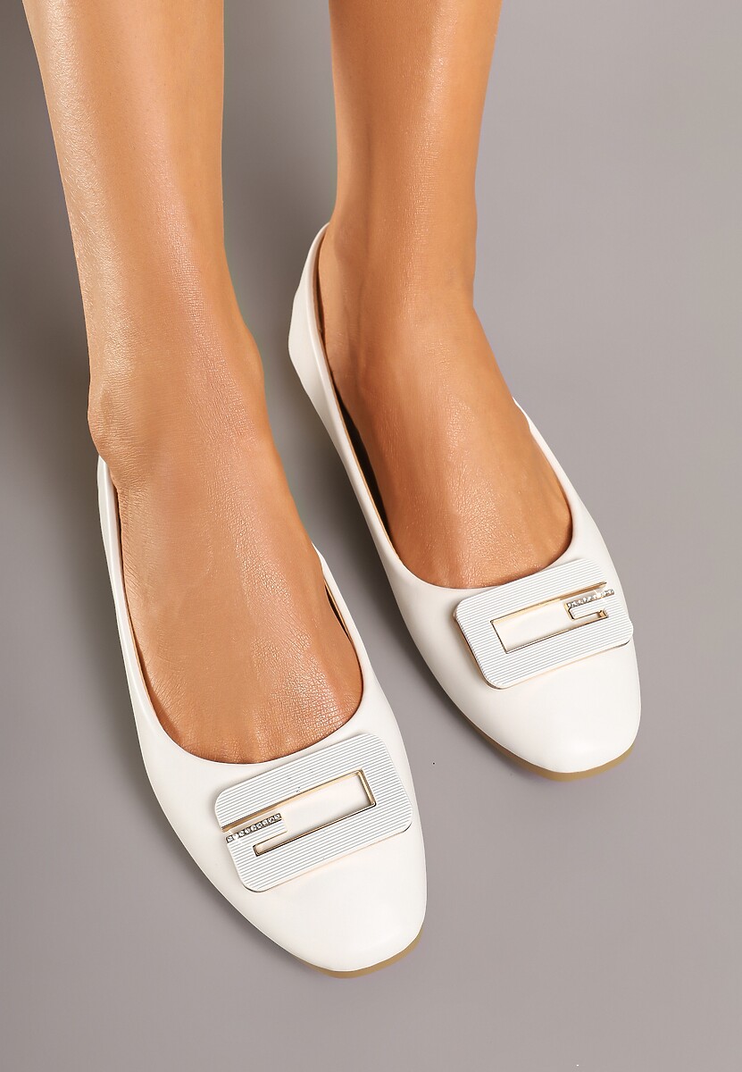 Białe Balerinki Ozdobione Geometryczną Aplikacją Tirenia