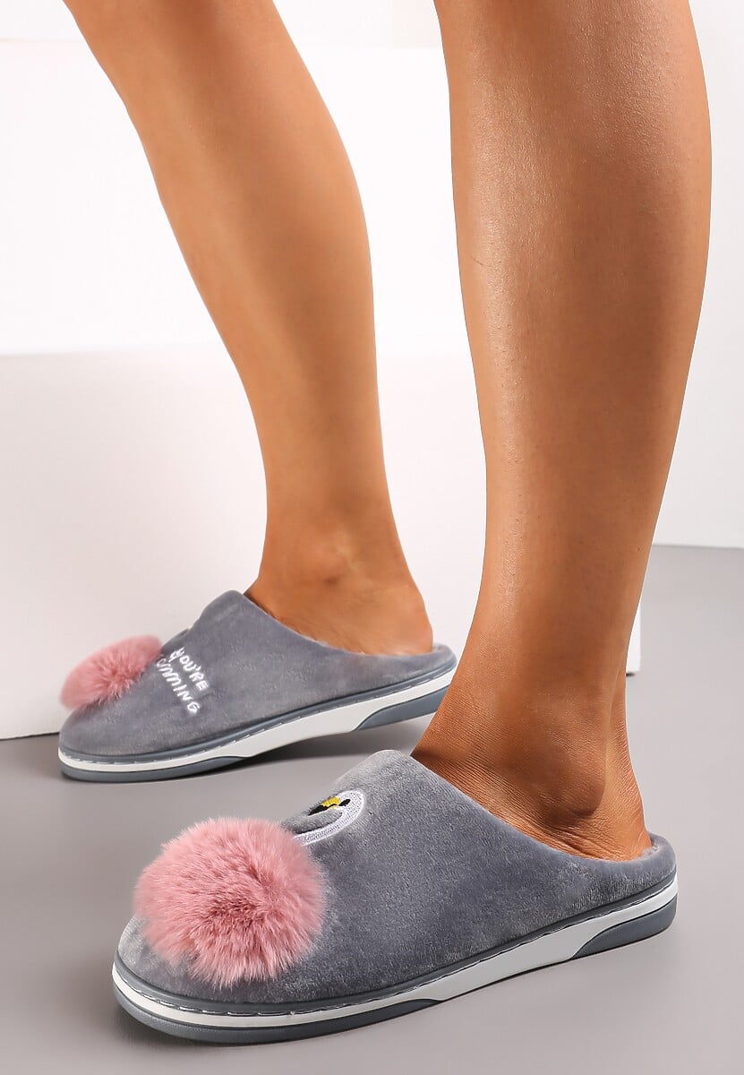 Szare Kapcie na Płaskiej Podeszwie z Pomponem i Haftem Xamela