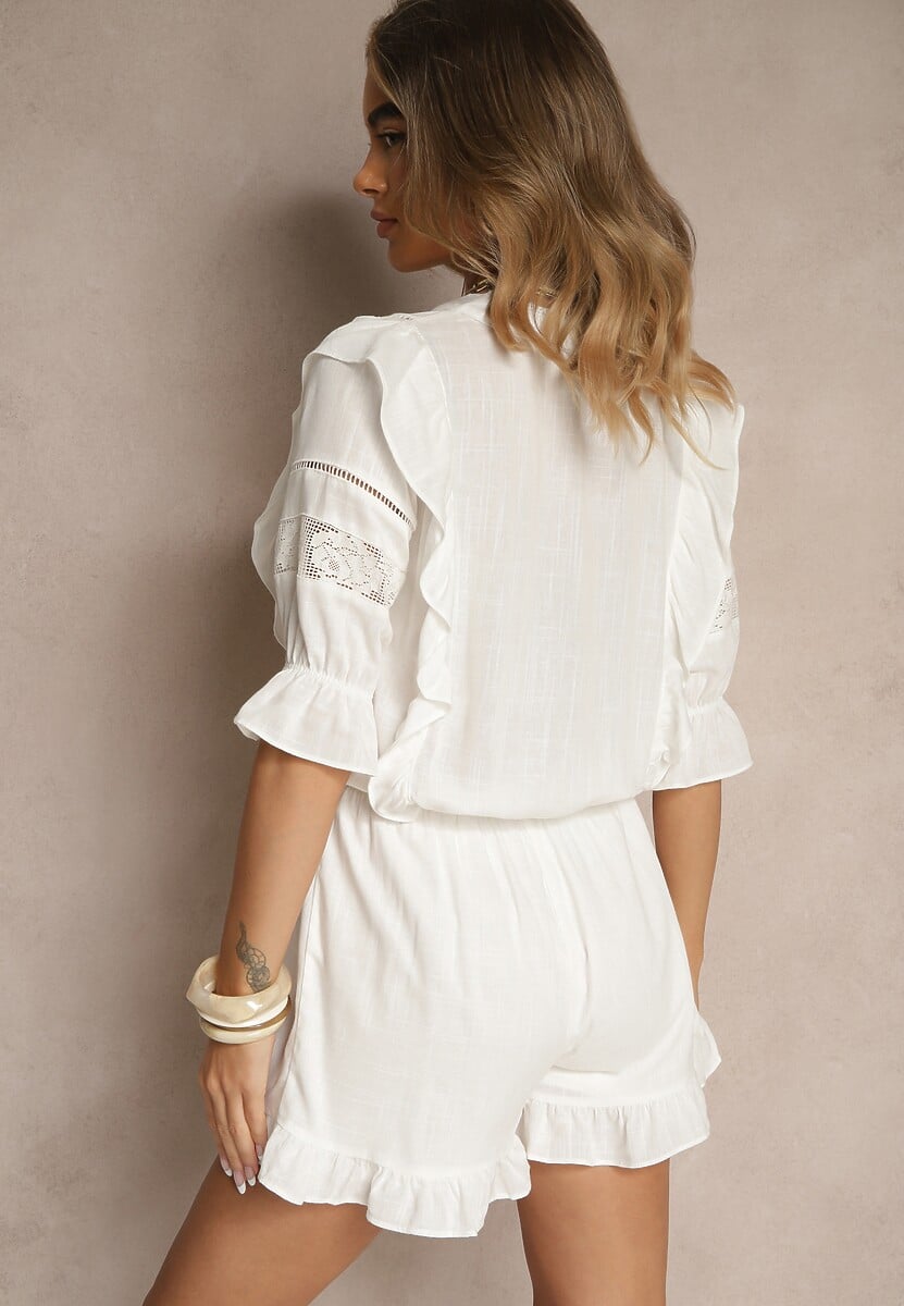 Biały Wiskozowy Kombinezon z Lnem w Rustykalnym Stylu z Koronką i Falbanami Linulia