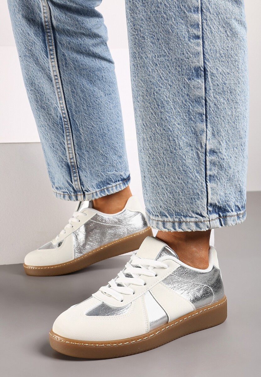 Biało-Srebrne Sneakersy na Płaskiej Podeszwie Ozdobione Metalicznymi Elementami Nevlise