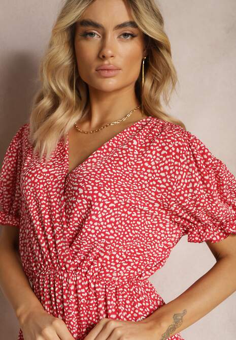 Czerwona Sukienka Ozdobiona Falbankami z Gumką w Talii i Bufiastymi Rękawkami Ornefia