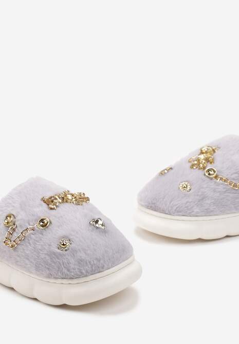 Szare Kapcie z Futerka na Grubej Podeszwie z Naszywkami i Łańcuszkami Wyrinia