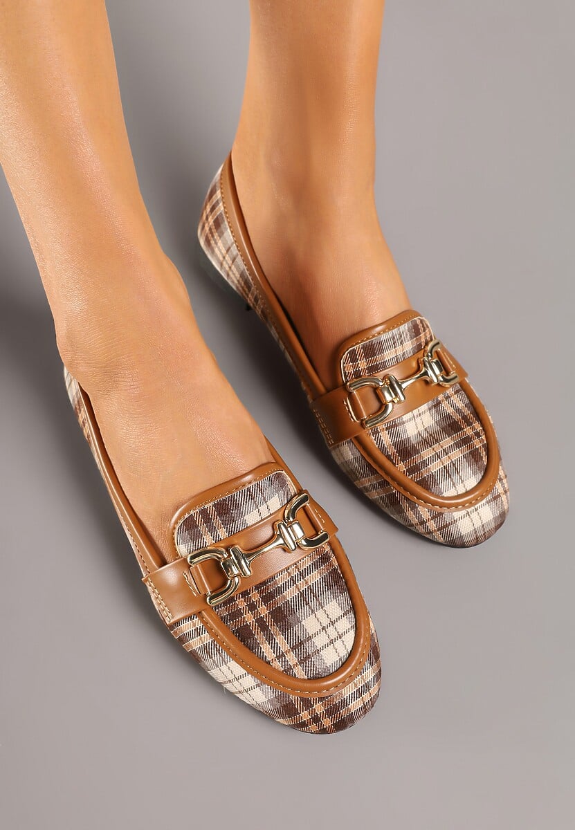 Brązowe Mokasyny Zdobione Elegancką Aplikacją Korlia