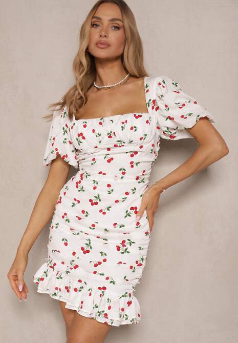 Biała Sukienka Ozdobiona Wzorem w Wisienki i Marszczeniem Halethra