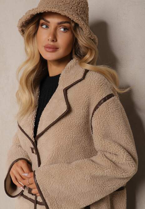 Beżowy Futrzany Płaszcz o Jednorzędowym Kroju Zdobiony Przeszyciami Zinneira