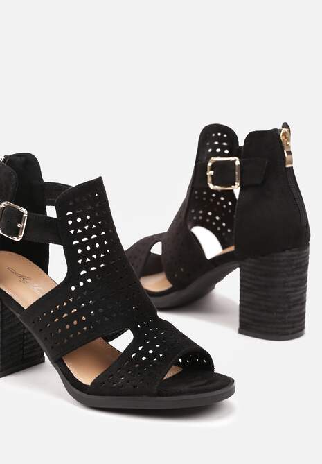 Czarne Sandały na Słupku z Ażurowymi Paskami Evelesi