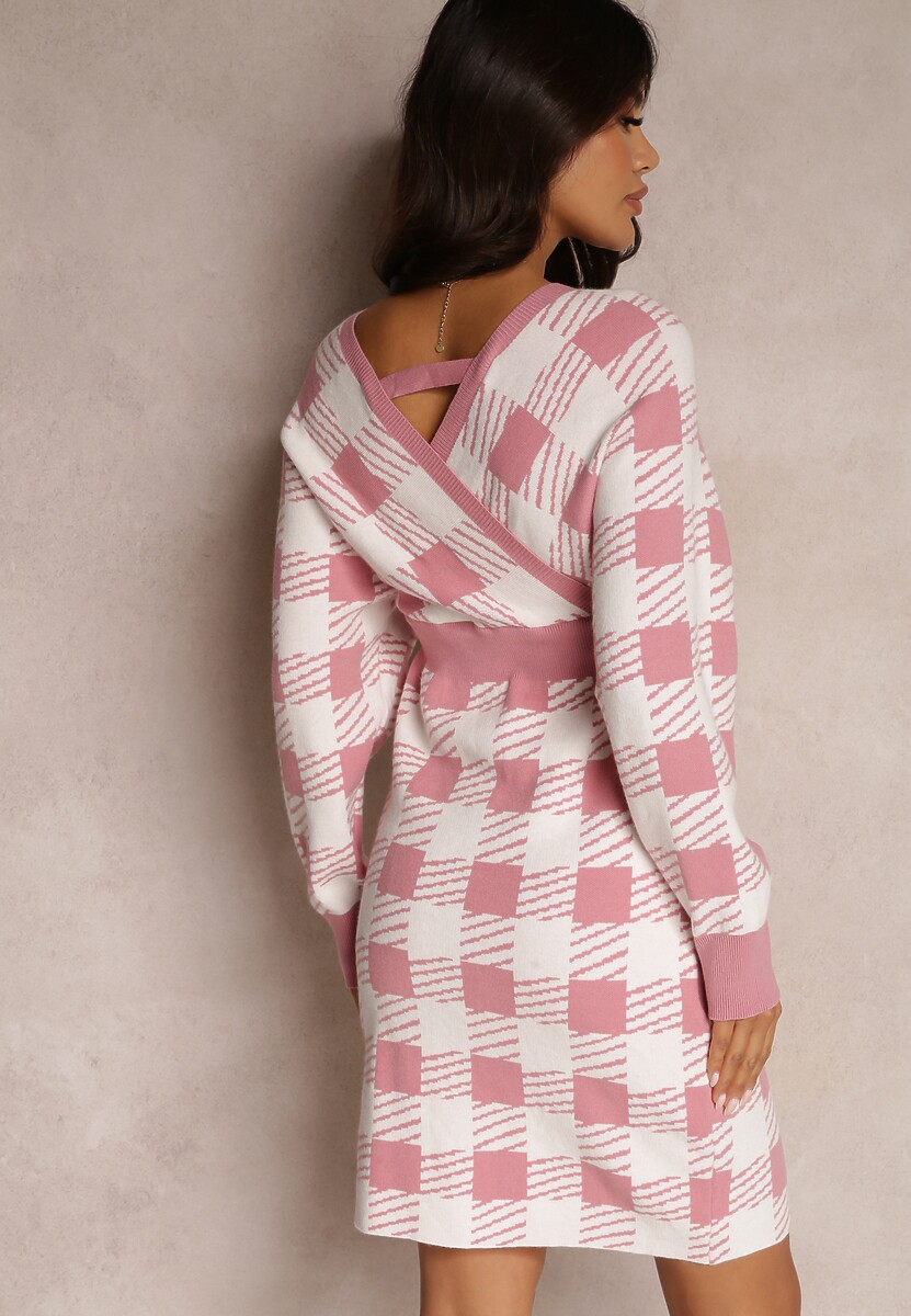 Różowa Sukienka Dzianinowa w Kratę z Kopertowym Dekoltem Harmelaia